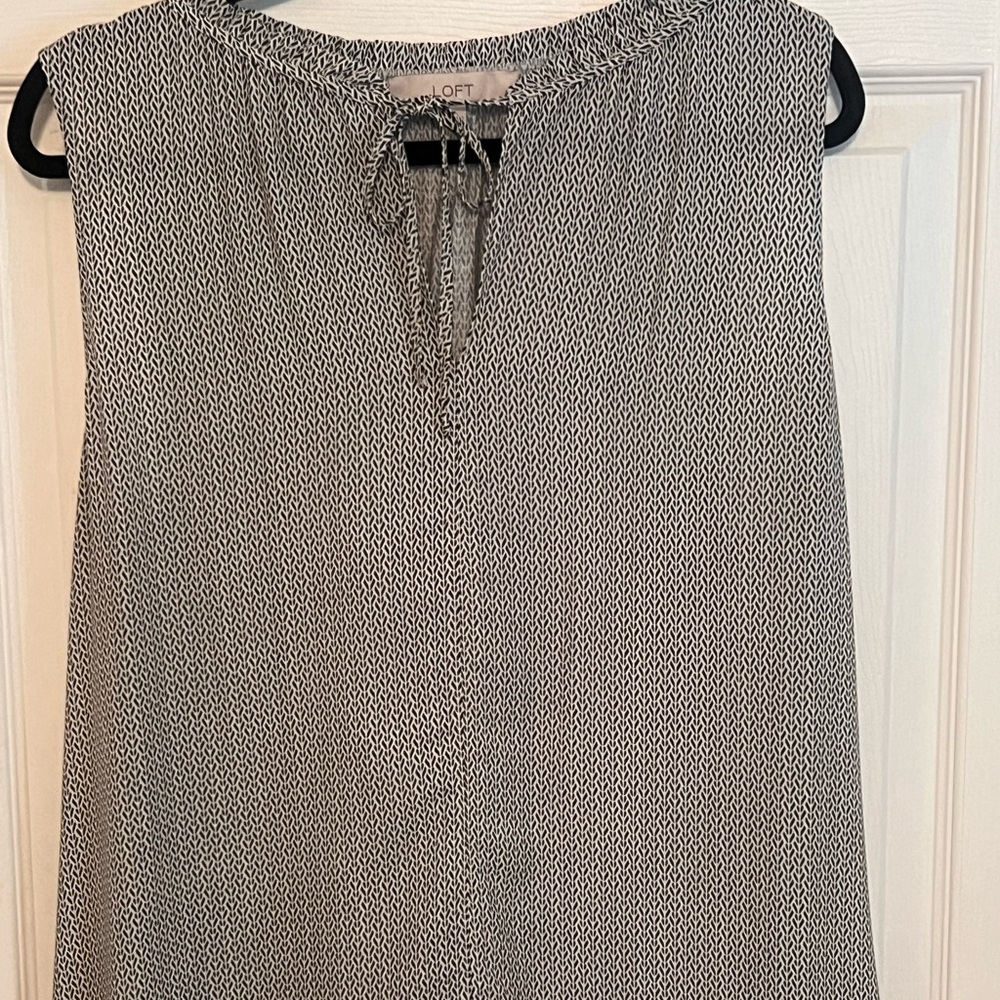 Black and white flowing flowing lightweight top
